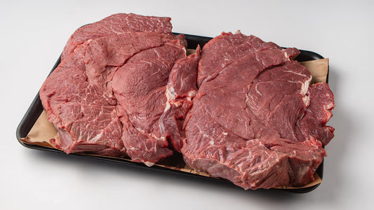 🥩 Μοσχαρίσια Ελιά χωρίς Οστό Ελλάδος – Τρυφερό Κομμάτι για Κατσαρόλα, Φούρνο & Σιγομαγειρέματα
Η Ελιά Μοσχαρίσια χωρίς Οστό είναι ένα από τα πιο δημοφιλή και γευστικά κομμάτια του ελληνικού μοσχαριού, γνωστό για την πλούσια γεύση και τη μαλακή υφή του.
Προέρχεται από τον ώμο του ζώου και είναι ιδανική επιλογή για κοκκινιστά, λεμονάτα, βραστά, σούπες ή σιγοψητά στον φούρνο.
Χωρίς κόκκαλο, για ευκολία στο μαγείρεμα και γρήγορο κόψιμο, αποτελεί βασικό υλικό σε πολλές παραδοσιακές ελληνικές συνταγές.
✅ 100% Ελ