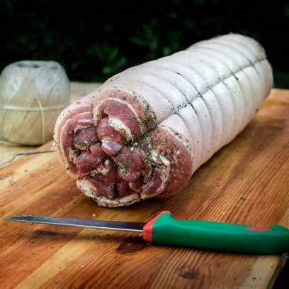 Πορκέτα Ρολό Απο χοιρινό Γάλακτος με δέρμα σε δίχτυ Γεμιστό